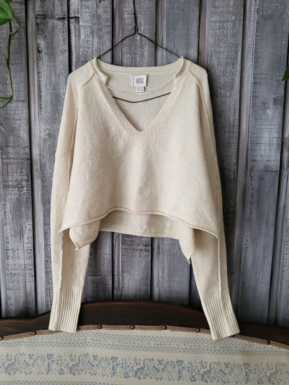BDG Urban Outfitters Cream Cropped V-Neck Knit Pullover Sweater Slouchy Fit NWOT